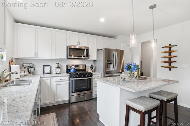 1592 Beachwood Drive, Walled Lake, MI 48390