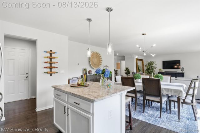 1592 Beachwood Drive, Walled Lake, MI 48390