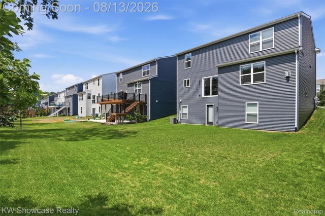 1592 Beachwood Drive, Walled Lake, MI 48390