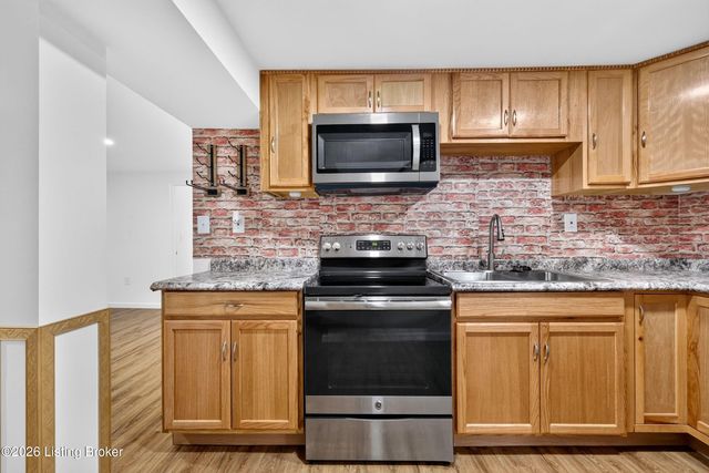 9813 Scarborough Ave, Louisville, KY 40272