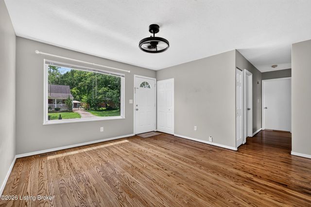 9813 Scarborough Ave, Louisville, KY 40272