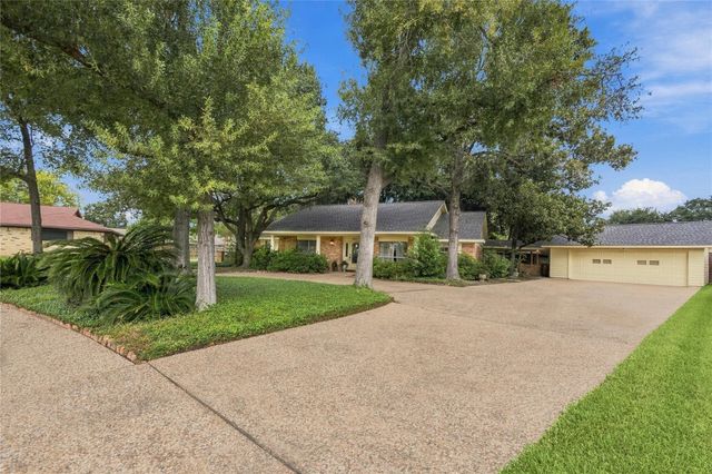 203 Ballantrae Lane, Houston, TX 77015