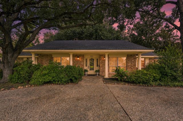 203 Ballantrae Lane, Houston, TX 77015