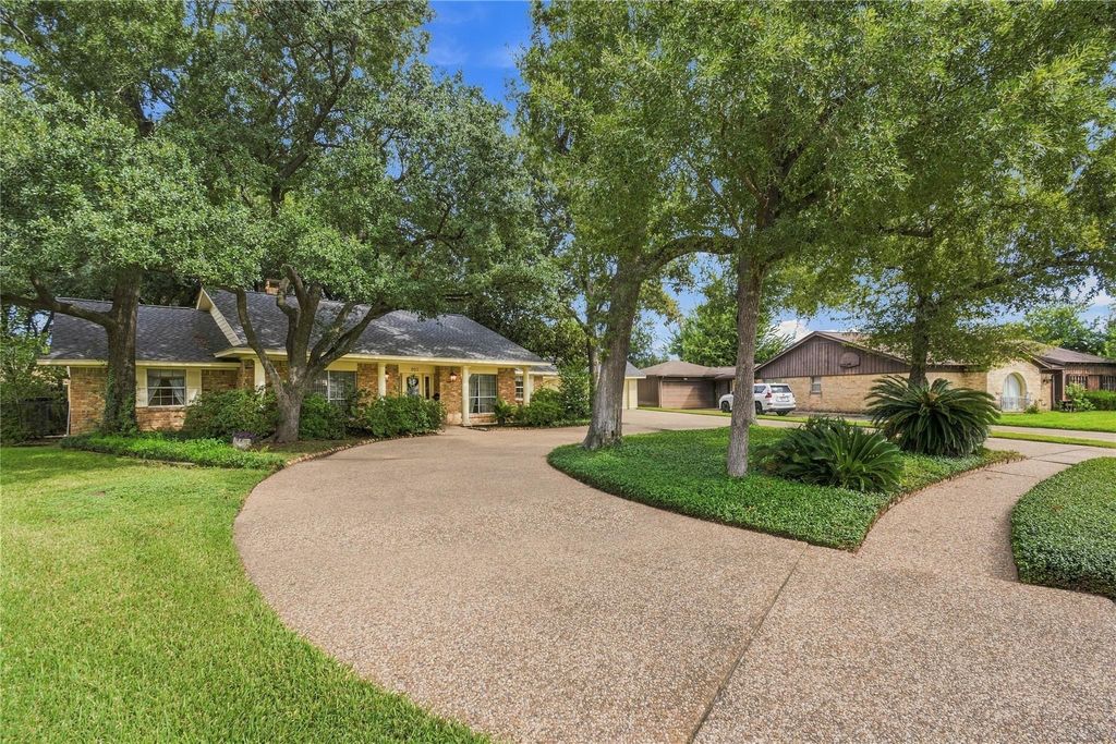 203 Ballantrae Lane, Houston, TX 77015