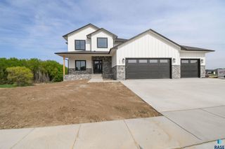 1000 N Scots Pine Dr, Sioux Falls, SD 57110