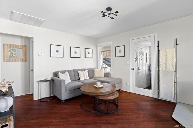 11 6th Street, Wading River, NY 11792