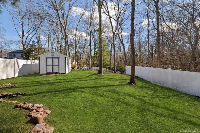 11 6th Street, Wading River, NY 11792