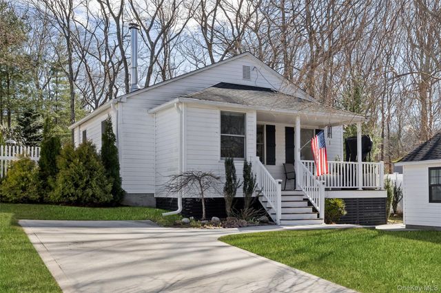 11 6th Street, Wading River, NY 11792