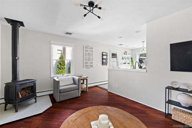 11 6th Street, Wading River, NY 11792