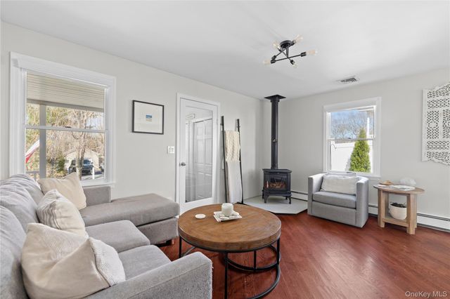 11 6th Street, Wading River, NY 11792