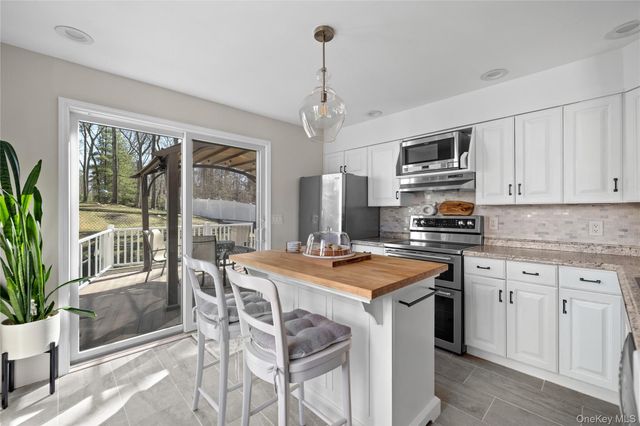 11 6th Street, Wading River, NY 11792