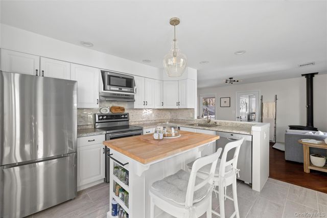 11 6th Street, Wading River, NY 11792