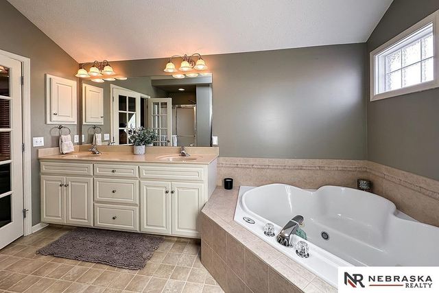 5717 N 160th Avenue, Omaha, NE 68116