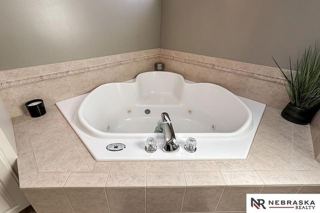 5717 N 160th Avenue, Omaha, NE 68116