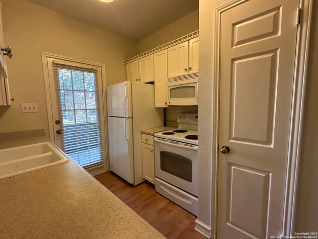 8655 Datapoint Dr Apt 703, San Antonio, TX 78229