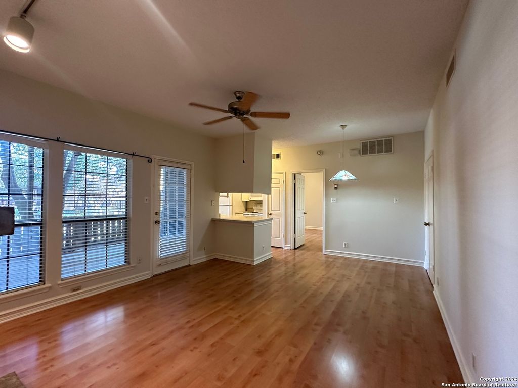 8655 Datapoint Dr Apt 703, San Antonio, TX 78229