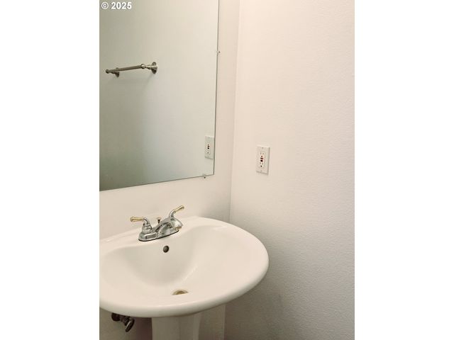 11829 Se MILL Ct, Portland, OR 97216