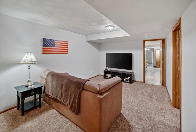 7137 Soppe Farms Road, Waterloo, IA 50702
