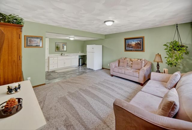 7137 Soppe Farms Road, Waterloo, IA 50702