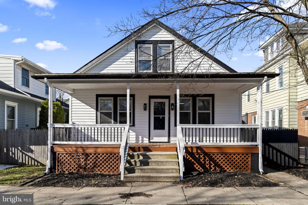 825 LYNDALE AVE, Trenton, NJ 08629