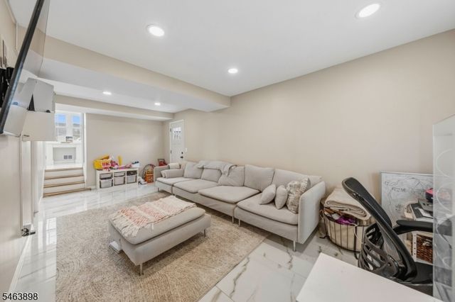 17 Patrick St, Carteret Boro, NJ 07008