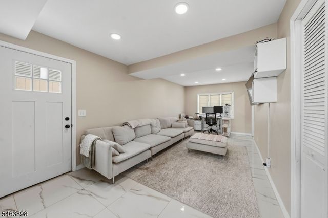 17 Patrick St, Carteret Boro, NJ 07008