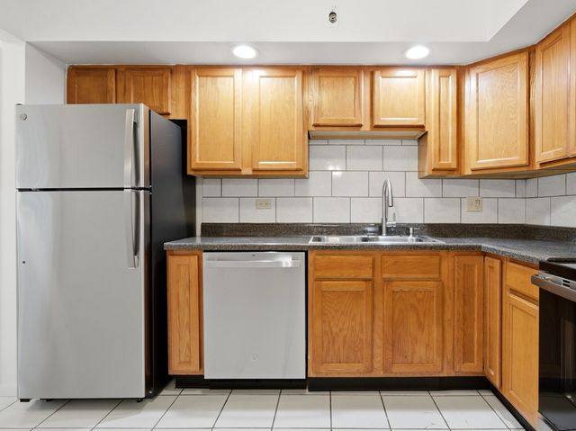 714 N Austin Boulevard 202, Oak Park, IL 60302