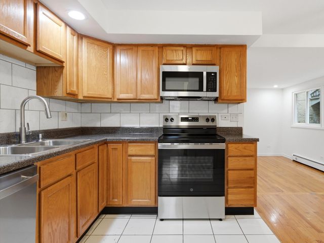 714 N Austin Boulevard 202, Oak Park, IL 60302