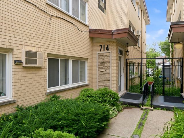 714 N Austin Boulevard 202, Oak Park, IL 60302
