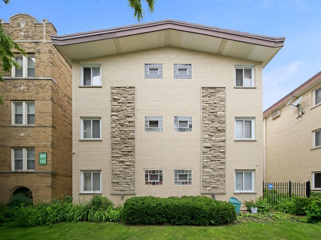 714 N Austin Boulevard 202, Oak Park, IL 60302