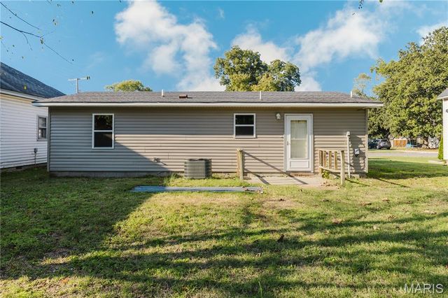 305 E Kathleen Street, Sikeston, MO 63801