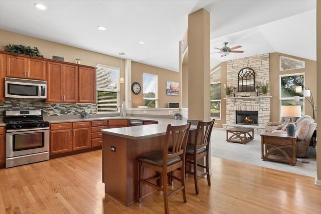 911 Hayden Drive, Yorkville, IL 60560