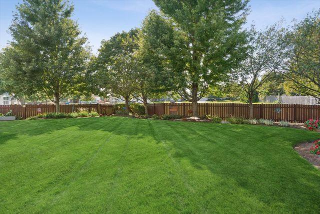 911 Hayden Drive, Yorkville, IL 60560
