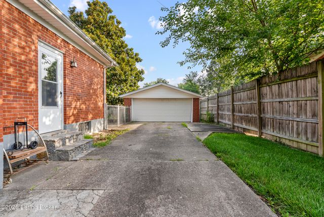 7013 Sun Valley Dr, Louisville, KY 40272