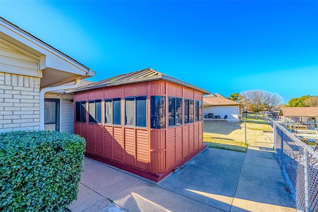 704 Tahiti Drive, Granbury, TX 76048