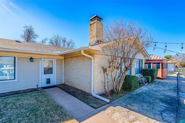 704 Tahiti Drive, Granbury, TX 76048