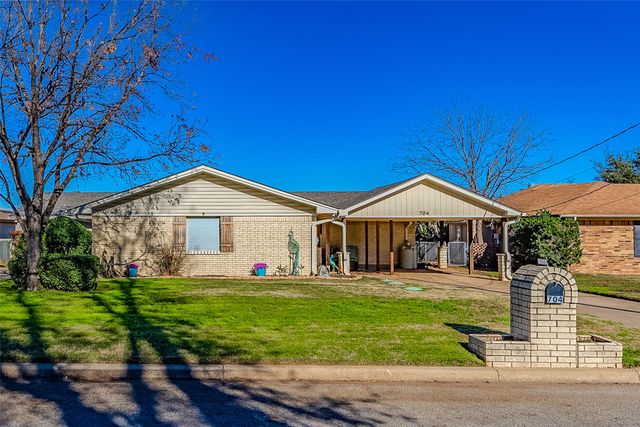704 Tahiti Drive, Granbury, TX 76048