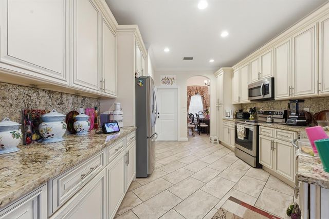 6988 NW Hartney Way, Port St. Lucie, FL 34983