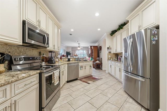 6988 NW Hartney Way, Port St. Lucie, FL 34983