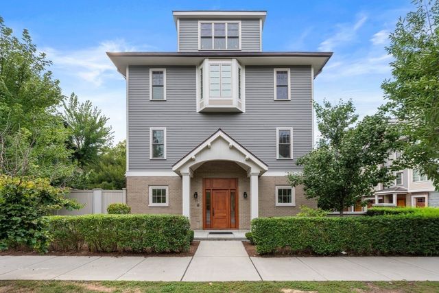 21 Crowninshield Rd 21, Brookline, MA 02446