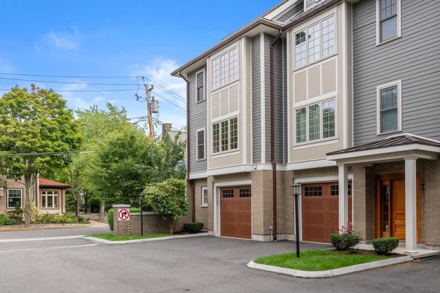 21 Crowninshield Rd 21, Brookline, MA 02446