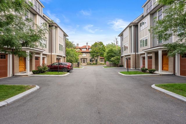 21 Crowninshield Rd 21, Brookline, MA 02446
