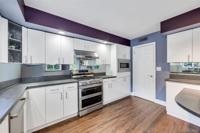 859 Pine Avenue, West Islip, NY 11795