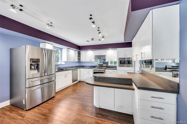 859 Pine Avenue, West Islip, NY 11795