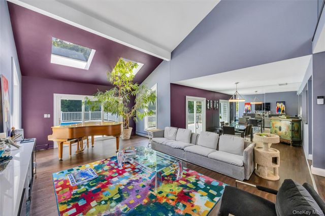 859 Pine Avenue, West Islip, NY 11795