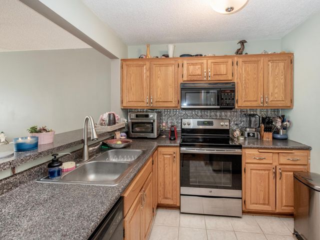 15805 24th Avenue N F, Plymouth, MN 55447