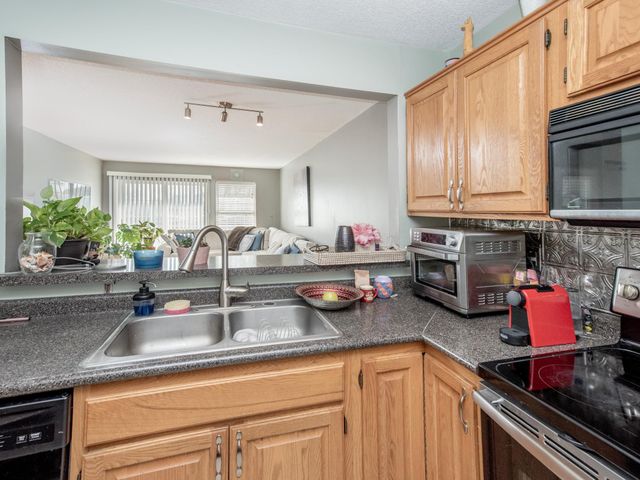 15805 24th Avenue N F, Plymouth, MN 55447