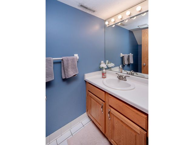 15805 24th Avenue N F, Plymouth, MN 55447
