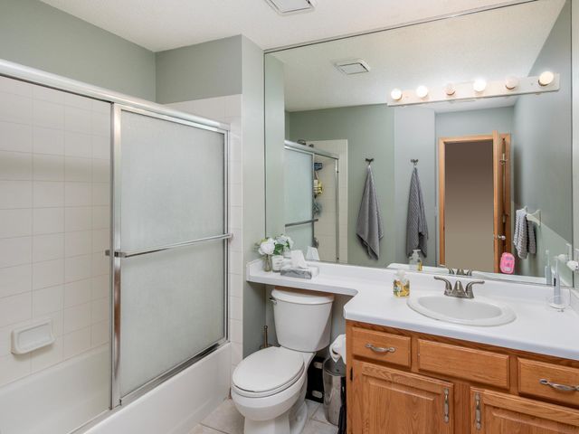 15805 24th Avenue N F, Plymouth, MN 55447