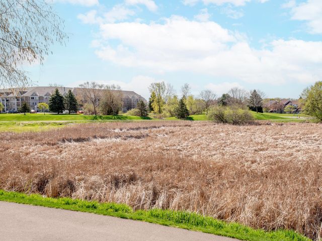 15805 24th Avenue N F, Plymouth, MN 55447